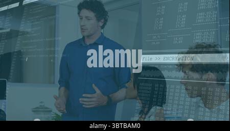 Livrant homme de présentation en chemise bleue parlant dans une salle de conférence moderne, avec des superpositions de code Banque D'Images