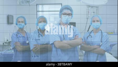 Équipe médicale debout croisant les bras sous les lumières chirurgicales dans OU, avec stéthoscopes, superposition de cartes Banque D'Images