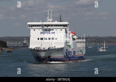 Le ferry de passagers et de véhicules MV STENA VINGA, immatriculé sous pavillon suédois, commence son voyage du Royaume-Uni continental aux îles Anglo-Normandes Banque D'Images