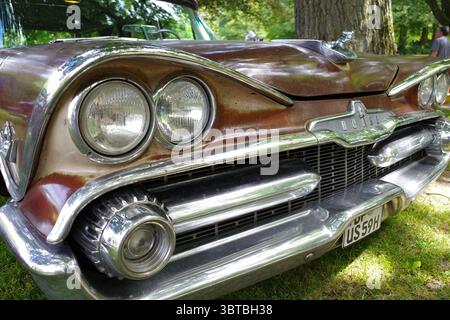 Bad Bentheim, Allemagne 13 juillet 2025 L'impressionnant devant d'une Dodge Custom Sierra Station Wagon 1959 Banque D'Images