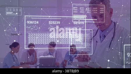 Tenant le docteur en manteau blanc à l'aide de tablette, affichages holographiques dans la salle de conférence, espace de copie Banque D'Images