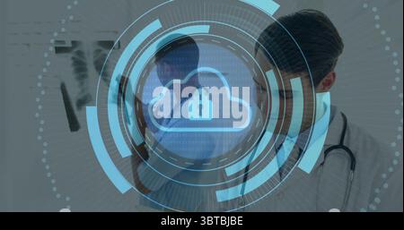 Examen du film radiographique thoracique sur le visualiseur, médecins examinant en clinique avec stéthoscope, superposition numérique Banque D'Images