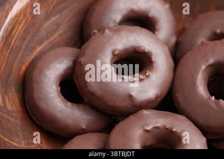 Beignets au chocolat ou beignets dans un bol en bois. Dessert sucré cuit au four. Gros plan Banque D'Images
