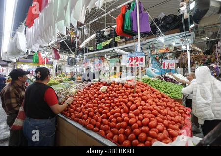 Meixco City, Mexique. 14 juillet 2025. Les gens achètent des tomates sur un marché public à Mexico, capitale du Mexique, le 14 juillet 2025. Le département du commerce des États-Unis a annoncé lundi qu'il place immédiatement un droit de douane de 17,09 pour cent sur la plupart des tomates fraîches importées du Mexique, marquant un retrait de l'accord de 2019 entre les deux pays pour suspendre l'enquête antidumping sur les tomates fraîches. Crédit : Francisco Canedo/Xinhua/Alamy Live News Banque D'Images