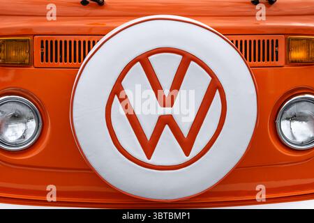 Symbole VW au milieu du capot du bus rétro. Gros plan vue avant du campervan VW T2 classique orange et blanc. Vintage Volkswagen transporter. Tr Banque D'Images