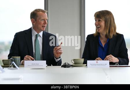 Rachel Reeves, chancelière de l'Échiquier, s'entretient avec Charlie Nunn, PDG de Lloyds Banking Group, au cours d'une table ronde avec les principaux responsables financiers des bureaux de Lloyds Banking Group, à Leeds, West Yorkshire, alors qu'elle annonce un ensemble de réformes des services financiers. Date de la photo : mardi 15 juillet 2025. Banque D'Images