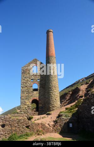 Towanroath Engine House dans les ruines de l'ancienne mine à 'Wheal Coates' près de Chapel Porth sur le sentier Costal du Sud-Ouest, Cornwall, Angleterre, Royaume-Uni. Banque D'Images