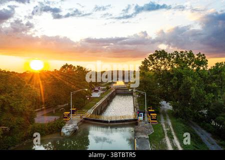 14 septembre 2017, Rochester, New York, États-Unis d'Amérique : écluse 32 sur le canal Érié. Situé à Pittsford, NY ; l'écluse fait partie du corridor du patrimoine national d'Erie Canalway. Le Corridor s'étend sur 524 miles à travers toute l'étendue du nord de l'État de New York, de Buffalo à Albany et au nord le long du canal Champlain à Whitehall. Il enfile 234 communautés diverses reliées par une voie navigable. (Crédit image : © Alan Schwartz/ZUMA Wire) Banque D'Images