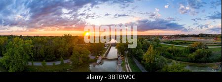 16 avril 2020, Rochester, New York, États-Unis d'Amérique : écluse 32 sur le canal Érié. Situé à Pittsford, NY ; l'écluse fait partie du corridor du patrimoine national d'Erie Canalway. Le Corridor s'étend sur 524 miles à travers toute l'étendue du nord de l'État de New York, de Buffalo à Albany et au nord le long du canal Champlain à Whitehall. Il enfile 234 communautés diverses reliées par une voie navigable. (Crédit image : © Alan Schwartz/ZUMA Wire) Banque D'Images