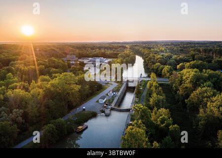 16 avril 2020, Rochester, New York, États-Unis d'Amérique : écluse 33 sur le canal Érié. Situé à Henrietta, NY ; l'écluse fait partie du corridor du patrimoine national d'Erie Canalway. Le Corridor s'étend sur 524 miles à travers toute l'étendue du nord de l'État de New York, de Buffalo à Albany et au nord le long du canal Champlain à Whitehall. Il enfile 234 communautés diverses reliées par une voie navigable. (Crédit image : © Alan Schwartz/ZUMA Wire) Banque D'Images