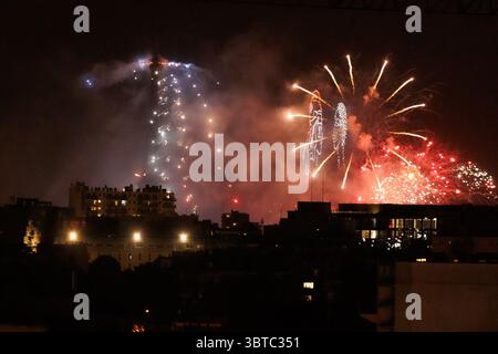 Saint Ouen, Paris, France. 14 juillet 2025. Un drone et un feu d’artifice illumineront la Tour Eiffel le 14 juillet 2025 à Paris. Le feu d'artifice était accompagné d'un millier de drones illuminant la Seine lors des célébrations de la Bastille Day. Cette exposition commémore également le 10ème anniversaire de l’Accord de Paris avec le Brésil, que la capitale française célébrera pendant six mois en 2025 lors de la saison Brésil-France. (Crédit image : © Sadak Souici/ZUMA Press Wire) USAGE ÉDITORIAL SEULEMENT ! Non destiné à UN USAGE commercial ! Banque D'Images