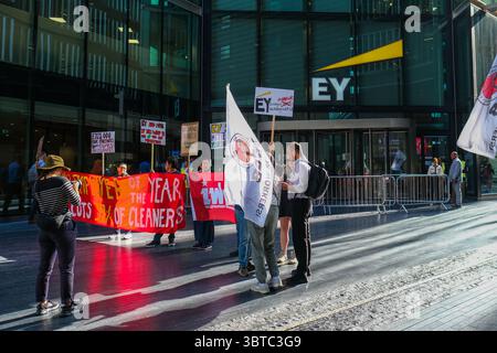 Londres, Royaume-Uni. 15 juillet 2025. Les nettoyeurs du siège social d'Ernst & Young (EY) à Londres se mettent en grève contre le projet de Mitie de supprimer 37 % des nettoyeurs Banque D'Images