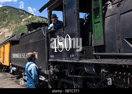 15 août 2008, Silverton, Colorado, États-Unis : L'ingénieur du moteur #480 discute avec un autre camionneur du Durango and Silverton Narrow Gauge Railroad dans le Colorado. (Crédit image : © Jon G. Fuller, Jr/VW pics via ZUMA Wire) Banque D'Images