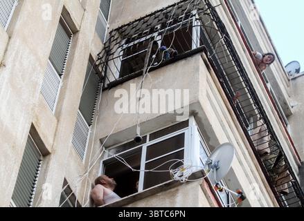 29 août 2020 : Gaza, Palestine. 30 août 2020. Les équipes de la protection civile palestinienne livrent de l’eau potable aux maisons des résidents de campâ€™, réfugiés de Jabalia, infectés par le coronavirus, car ils restent en quarantaine et incapables d’aller chercher de l’eau potable. Depuis que les premiers cas de coronavirus ont été détectés dans la communauté de Gaza au début de la semaine dernière, le nombre de personnes infectées a régulièrement augmenté pour atteindre plus de 180 dans l’enclave palestinienne assiégée et densément peuplée. La crise aiguë de l'eau dans la bande de Gaza, où plus de 95 pour cent de l'eau douce est impropre à la consommation humaine, met en évidence une situation déjà désastreuse Banque D'Images