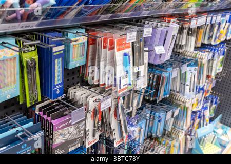 Poznan, Pologne - 30 juin 2025 : articles de papeterie Faber-Castell et Pentel, y compris des stylos et des crayons, soigneusement disposés sur les étagères de vente au détail, essentiels fo Banque D'Images