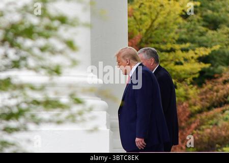 1 septembre 2020, États-Unis : le président AMÉRICAIN Donald Trump, à droite, est rejoint par le chef de cabinet de la Maison Blanche Mark Meadows alors qu’il quitte la Maison Blanche, à Washington, DC, mardi 1er septembre, 2020, pour rencontrer des responsables de l'application de la loi à Kenosha, Wisconsin. Crédit : Rod Lamkey / Pool via CNP (crédit image : © Rod Lamkey / CNP via ZUMA Wire) Banque D'Images