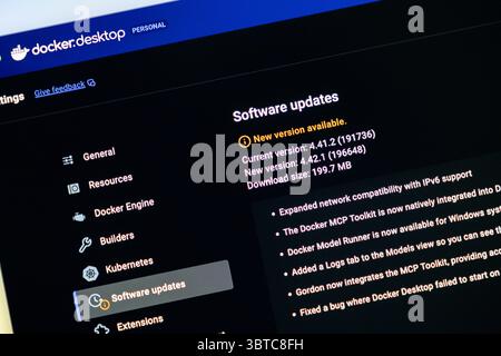 Poznan, Pologne - 30 juin 2025 : gros plan d'une interface utilisateur sombre sur un moniteur, indiquant des mises à jour logicielles en attente, symbolisant mai technique en cours Banque D'Images