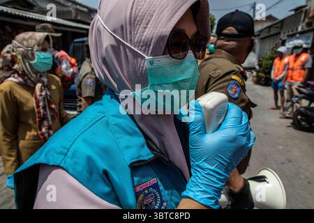 1 septembre 2020, Pamulang, Banten, Indonésie : Tangerang Sud, Bante, Indonésie, 01 septembre 2020 : MRS LILIS de South Tangerang Health Administration donne une éducation sur l'importance du protocole de santé comme l'utilisation du masque, la distance sociale et le lavage des mains. Tangerang Sud : L'unité de police de la fonction publique avec l'administration de la santé du Tangerang Sud a tenu une supervision diciplinaire du port du masque et du test rapide au marché Reni, Pamulang Sud Tangerang. Avec New normal appliqué en Indonésie, principalement protocole de santé de porter un masque, distanciation sociale, éviter de se rassembler dans un lieu public devenant le Banque D'Images