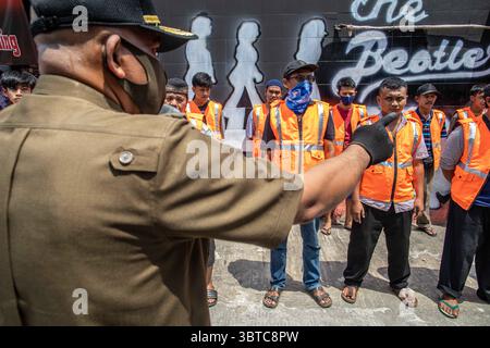 1 septembre 2020, Pamulang, Banten, Indonésie : Tangerang Sud, Bante, Indonésie, 1er septembre 2020 : a parlé homme de l'unité de police Civila Service donnant une éducation au contrevenant du protocole de santé. Tangerang Sud : L'unité de police de la fonction publique avec l'administration de la santé du Tangerang Sud a tenu une supervision diciplinaire du port du masque et du test rapide au marché Reni, Pamulang Sud Tangerang. Avec New normal appliqué en Indonésie, principalement le protocole de santé de porter un masque, la distanciation sociale, éviter le rassemblement dans les lieux publics devenant moins appliqué causant le nombre de propagation du virus corona en Indonésie augmenter si Banque D'Images