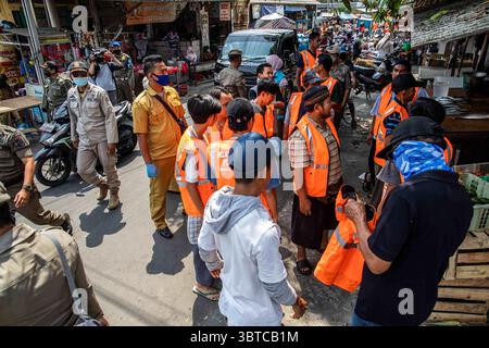 1 septembre 2020, Pamulang, Banten, Indonésie : Tangerang Sud, Bante, Indonésie, 01 septembre 2020 : des personnes qui violent le protocole de santé après que le gilet de Gven se sont rassemblées pour l'éducation et la punition. Tangerang Sud : L'unité de police de la fonction publique avec l'administration de la santé du Tangerang Sud a tenu une supervision diciplinaire du port du masque et du test rapide au marché Reni, Pamulang Sud Tangerang. Avec New normal appliqué en Indonésie, principalement le protocole de santé de porter un masque, la distanciation sociale, éviter le rassemblement dans les lieux publics devenant moins appliqué causant le nombre de propagation du virus corona en Indonésie augmentation Banque D'Images