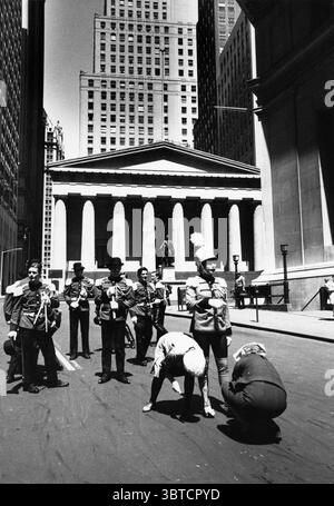 1968 - New York, NY, États-Unis - L'actrice SHIRLEY MACLAINE en costume attend la scène pour tourner sur Wall Street à New York. MacLaine dirige une fanfare pendant cette scène dans son nouveau film, "Sweet Charity". (Crédit image : © Keystone Press Agency/Keystone USA via ZUMAPRESS.com) Banque D'Images