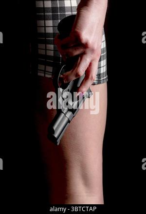 Une personne tient une arme à feu. Banque D'Images