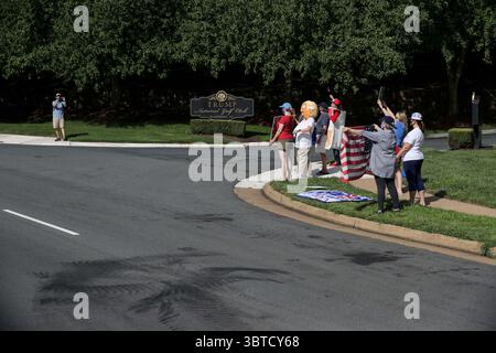 5 septembre 2020, Sterling, Virginie, États-Unis : les manifestants se rassemblent devant le Trump National Golf Club à Sterling, Virginie, le samedi 5 septembre 2020, alors que le cortège avec le président Donald Trump arrive. Trump a passé la journée dans son club de golf (crédit image : © Oliver Contreras - Pool via CNP/CNP via ZUMA Wire) Banque D'Images