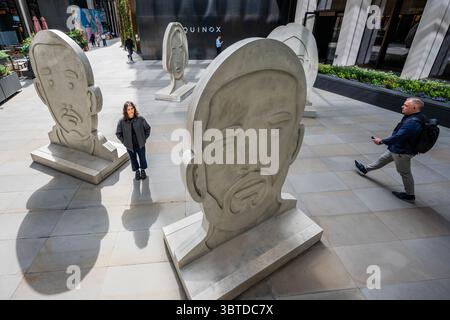 Londres, Royaume-Uni. 15 juillet 2025. Julian Opie, Charles. Jiwon. Nathaniel. Elena., 2024 à 100 Bishopsgate - sculpture dans la ville 2025, ville de Londres. Il est livré par la City of London Corporation aux côtés de LACUNA, un studio culturel. Crédit : Guy Bell/Alamy Live News Banque D'Images