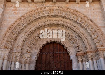 Des sculptures en pierre élaborées décorent l'entrée principale de Colegiata de Santa Maria la Mayor de Toro, révélant l'artisanat détaillé de l'historique b Banque D'Images