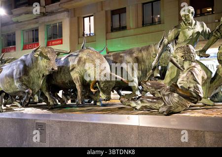 Cette sculpture saisissante de San Fermin capture l'excitation de la course de taureaux pendant le festival annuel de Pampelune. L'illustration présente une figure dynamique Banque D'Images