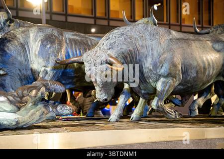 Une sculpture en bronze frappante représentant San Fermin entourée de figures dynamiques de taureaux. Cette œuvre d'art est située à Pampelune, Navarre, capturant le Banque D'Images