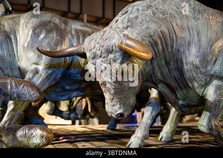 Une sculpture frappante ressemblant à des taureaux, faisant partie des festivités de San Fermin à Pampelune, Navarre, met en valeur l'importance culturelle et le dynamisme de la th Banque D'Images