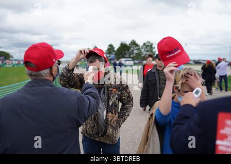 10 septembre 2020, Freeland, mi, États-Unis : les gens font vérifier leur température en attendant d'entendre le président Donald Trump parler lors d'un arrêt de campagne le jeudi 10 septembre 2020 à Avflight Saginaw à Freeland, Michigan. (Crédit image : © TNS via ZUMA Wire) Banque D'Images
