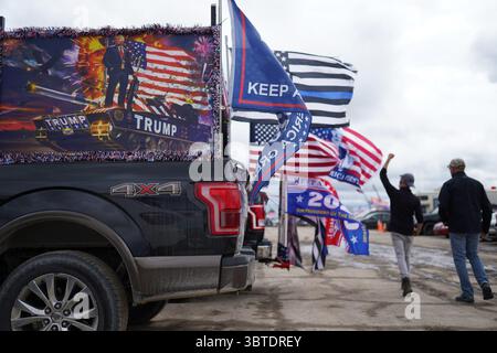10 septembre 2020, Freeland, mi, États-Unis : des drapeaux flottent à l'arrière des camions pendant que les gens attendent d'entendre le président Donald Trump parler lors d'un arrêt de campagne le jeudi 10 septembre 2020 à Avflight Saginaw à Freeland, Michigan. (Crédit image : © TNS via ZUMA Wire) Banque D'Images