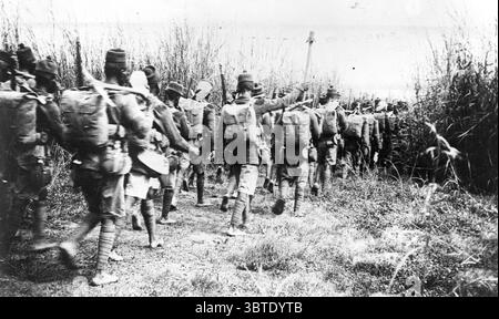 1er Bataillon du régiment du Nigeria marchant dans un pays ennemi au Cameroun allemand en août 1916 . À ce moment-là, le bataillon est armé du fusil Lee Enfield court et transporte l'équipement Web comme dans l'armée impériale Banque D'Images
