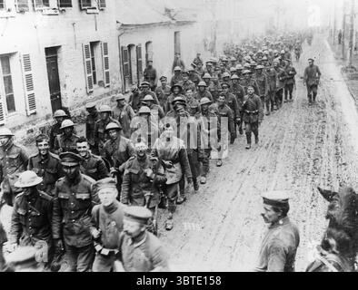 L'arrivée dans un village au sud de St Quentin du premier lot de prisonniers britanniques capturés lors de la percée allemande à St Quentin. 1918 Banque D'Images