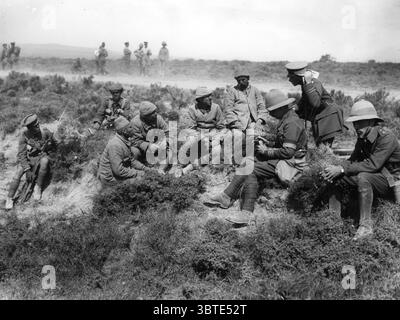 Troisième bataille de Krithia officiers d'état-major britanniques interrogeant des officiers turcs sur le terrain 42nd ( East Lancashire ) Division le 4 juin 1915 Banque D'Images
