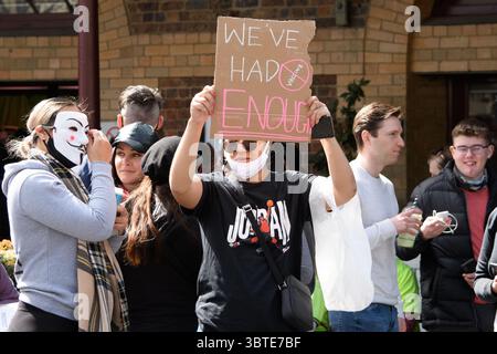13 septembre 2020, Melbourne, Victoria, Australie : manifestants lors d'un rassemblement contre les règlements de confinement à Melbourne. Les Melburniens ne sont autorisés à quitter leur foyer que pour quatre raisons et l'État a imposé un couvre-feu de 20 heures à 5 heures du matin le 2 août qui ne sera levé que le 26 octobre. (Crédit image : © Sydney Low/ZUMA Wire) Banque D'Images