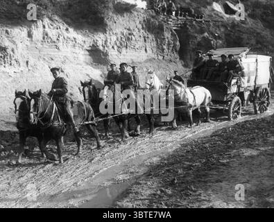 Une ambulance tirée par six chevaux se frayant un chemin dans la boue à Gully Ravine , Gallipoli , après les tempêtes de 1915 . Banque D'Images