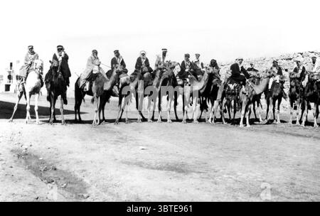 Harry St John Philby : 3 avril 1885 - 30 septembre 1960 , explorateur et écrivain , vu ici avec ses escortes locales à Djeddah , Arabie Saoudite 14 janvier 1918 Banque D'Images