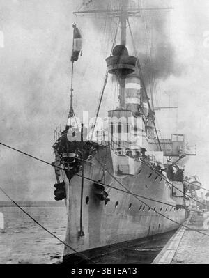 Marine impériale allemande . Équipage à bord du SMS Konigsberg . Il était le navire de tête de sa classe de croiseurs légers de la marine impériale allemande en 1914 Banque D'Images