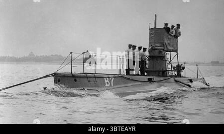 Marine royale britannique. H M SOUS-MARIN B7. 1914 HMS B7 était un sous-marin de la Royal Navy classe B , construit à Vickers , Barrow - in - Furness , lancé le 30 novembre 1905 B7 a été déployé en Méditerranée peu après le déclenchement de la première Guerre mondiale . Banque D'Images