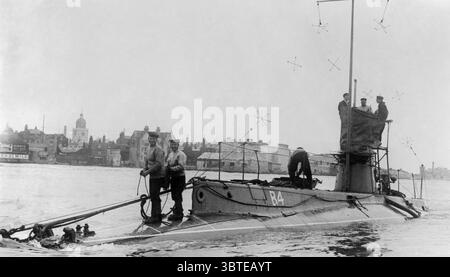 Marine royale britannique. H M sous-marin B4 montrant l'installation du télégraphe sans fil . 1914 HMS B4 était un sous-marin de la Royal Navy de classe B, construit à Vickers , Barrow - in - Furness , lancé le 14 novembre 1905 Banque D'Images