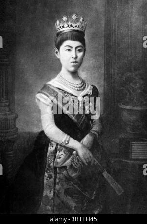 Haruko - Impératrice du Japon - Impératrice du Japon - épouse de l'empereur Meiji et première épouse de style occidental de l'histoire du Japon. Née à Kyoto le 28 mai 1850, son nom d'origine était Masako et elle a adopté le nom haruko après son mariage le 2 septembre 1867. Six mois plus tard, elle reçoit le titre de kogo ou impératrice consort. Elle participe à l'organisation de la Croix-Rouge japonaise pendant la première guerre sino-japonaise (1894-95), et reste sa patronne pour le reste de sa vie. Elle devient impératrice douairière Haruko le 30 juillet 1912 et meurt le 19 avril 1914 à Tokyo. Empereur Taisho accordé Banque D'Images