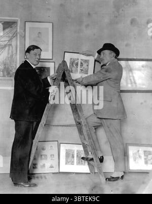 Walter Crane (1845 - 1915) était un artiste anglais et illustrateur de livre (à droite) accrochant des images avec Anning Bell alors qu'ils se préparent pour la visite royale à Paris non datée. Banque D'Images