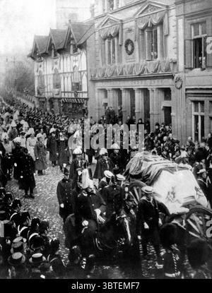 Funérailles de la reine Victoria 1901 Windsor Royal pleures suivent le cercueil Banque D'Images