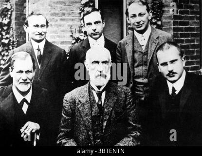 Rangée arrière : a a A Brill, traducteur des œuvres de Freud ; Candor Ferenczi, un des disciples de Freud ; Ernest Jones, auteur de 'The Life and Times of Sigmund Freud'. Première rangée : Sigmund Freud, Stanley Hall, président de l'Université Clark, Massachusetts ; et Carl Jung, disciple de Freud de 1907 à 1912. Banque D'Images