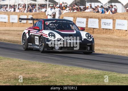 Voiture de course Porsche 911 GT3 Cup 2023 remontant la piste de montée de colline au Goodwood Festival of Speed 2025 Motorsport and Motoring Event Banque D'Images