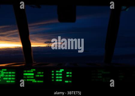 15 septembre 2020 - Keesler AFB, Mississippi, États-Unis - les membres du 53e Escadron de reconnaissance météorologique survolent l'ouragan Sally pour recueillir des données le 14 septembre 2020 dans le golfe du Mexique. Les Hurricane Hunters volent à travers les systèmes tropicaux pour recueillir des données météorologiques qu'ils fournissent au National Hurricane Center pour qu'ils les utilisent dans la mise à jour des avertissements de prévision de tempête. (Crédit image : © U.S. Air Force/ZUMA Wire/ZUMAPRESS.com) Banque D'Images