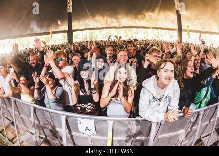 Roskilde, Danemark. 03 juillet 2025. Les spectateurs assistent à un concert live avec la chanteuse américaine Wisp au festival de musique danois Roskilde Festival 2025 à Roskilde. Banque D'Images